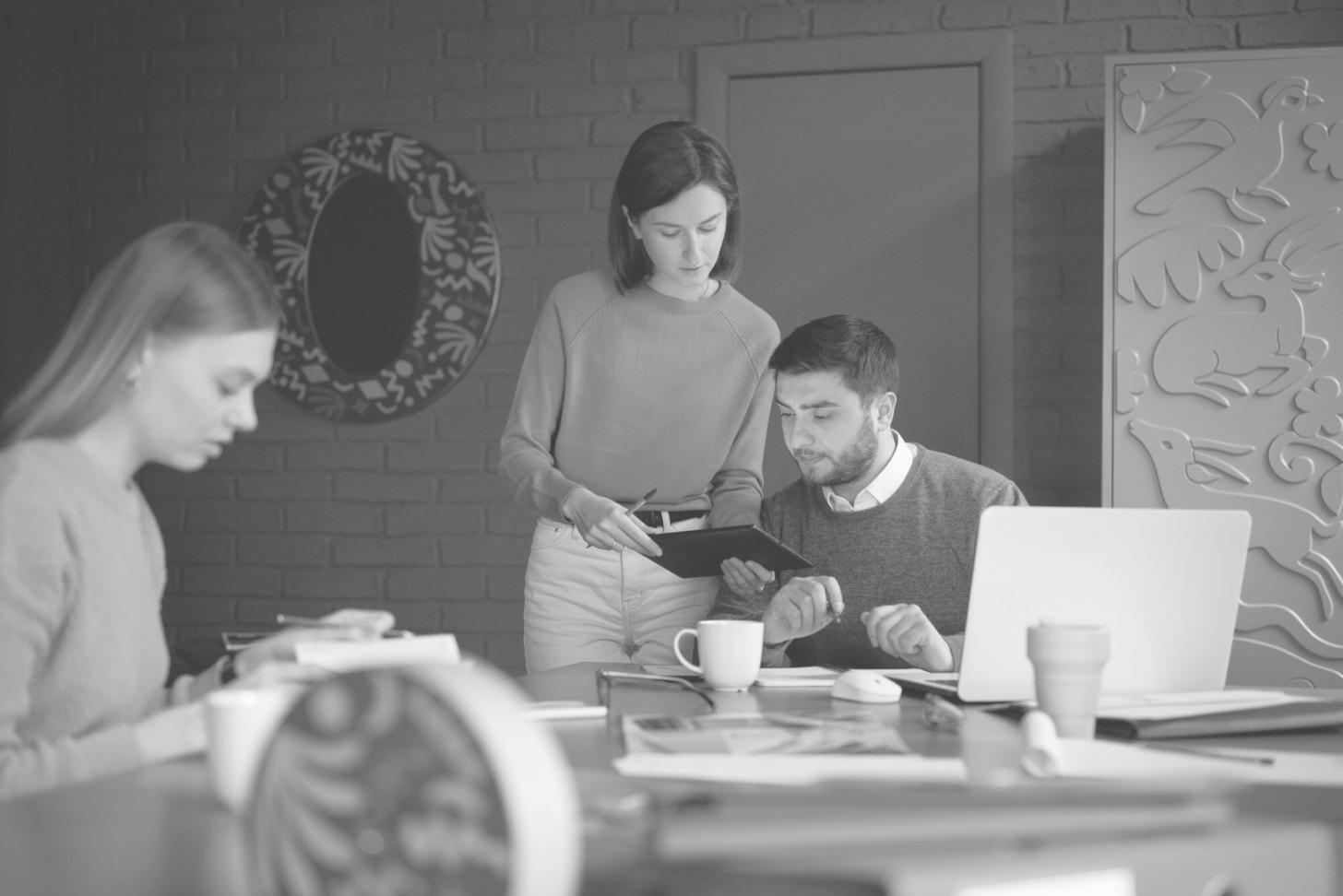 Person arbeitet mit Taschenrechner und Finanzunterlagen